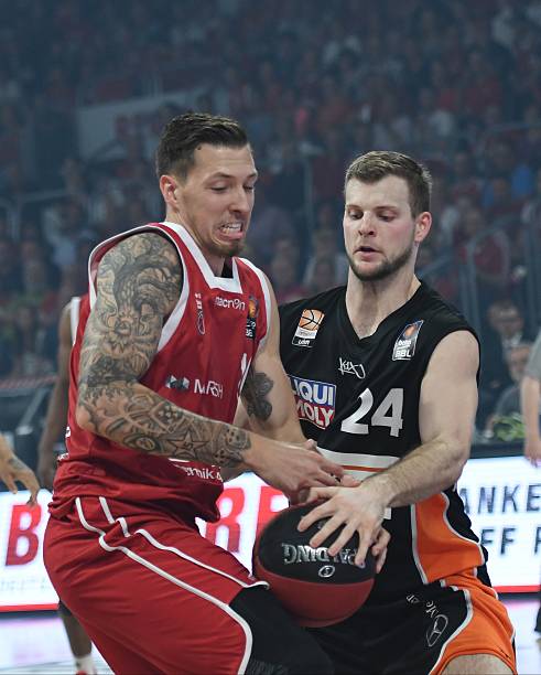 既往地具有 既往地具有